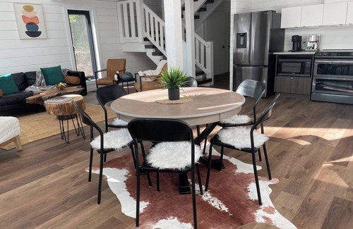 Greater Madawaska Cottage | Log Cabin - Enjoy Nature’s Playground, Dining, Adventure - Calabogie