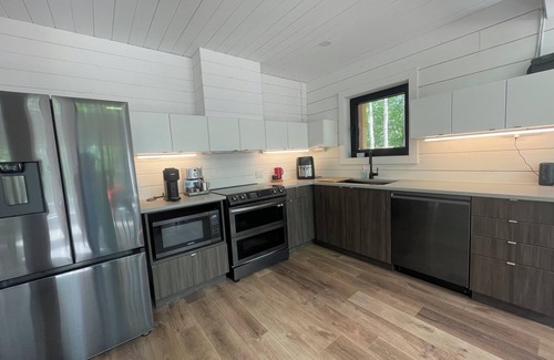 Greater Madawaska Cottage | Log Cabin - Enjoy Nature’s Playground, Dining, Adventure - Calabogie