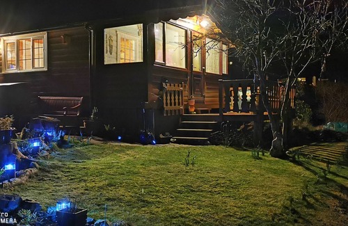 Bronaber Cabin | Log cabin - free parking, garden & pet friendly