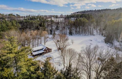 Hartland House | Log Cabin Fireplace Upper Valley - Wooded Chalet