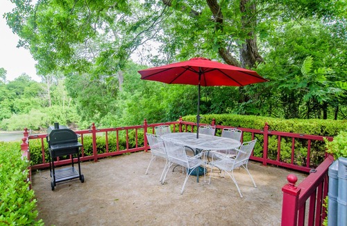 Seguin Cabin | Log Cabin | Guadalupe River | Kayaks | Ping Pong
