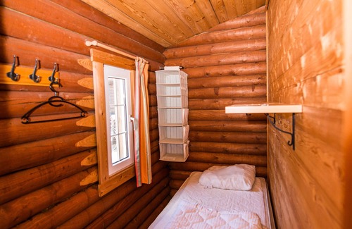 Sønderstrand Cabin | Log cabin in the resort with horse stables on the Wadden Sea