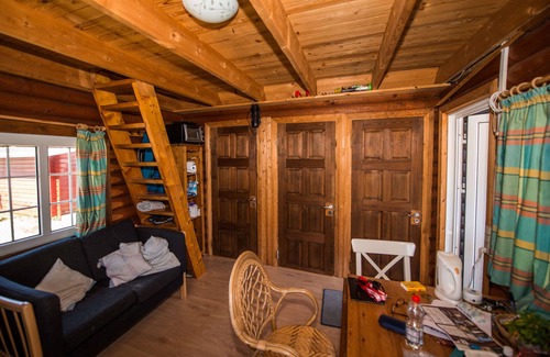 Sønderstrand Cabin | Log cabin in the resort with horse stables on the Wadden Sea