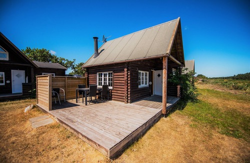 Sønderstrand Cabin | Log cabin in the resort with horse stables on the Wadden Sea