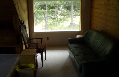 Cedarvale House | Log cabin in the woods get away, cell service 10 minutes by car!