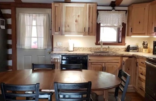 Huntingdon Cabin | Log Cabin in Wooded Area Near Raystown Lake Boat Access