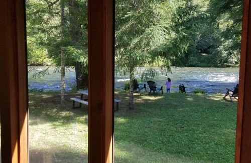 McKenzie Bridge Cabin | Log Cabin Inn McKenzie Riverfront Cabin, Newly Built