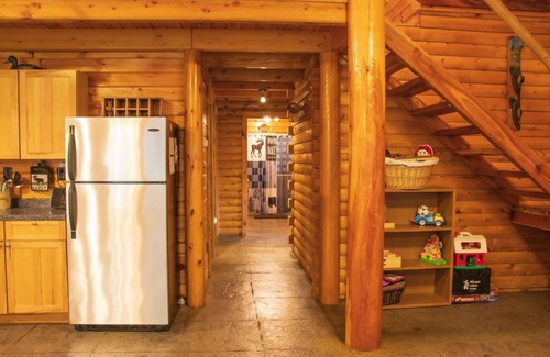 Canaan Cabin | Log cabin, King bed! Private beach!
