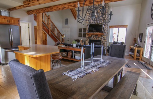 Pinetop Cabin | Log Cabin Luxury Retreat with Hot Tub for Romantic Escape or Family Get-Away