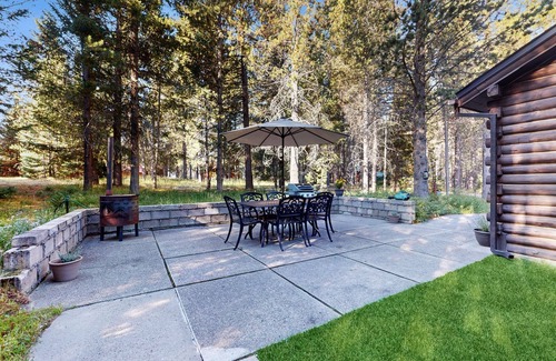 Island Park Cabin | Log cabin made new again with hot tub, WiFi, wood stove, close to Yellowstone