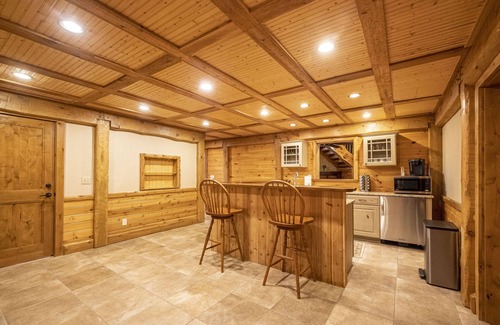 Lakeland Cabin | Log Cabin Mansion fronting Strawberry and Bass Lake with large oversized suites.
