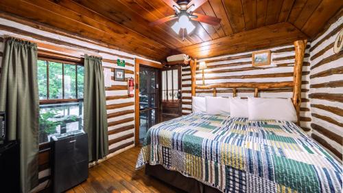 Woodfin Cabin | Log Cabin Motor Court