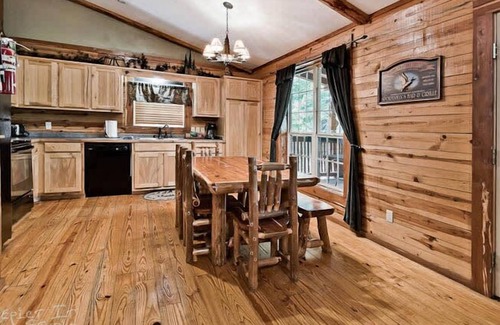 Sylvan Shores Cabin | Log Cabin Near Beaver Lake Wifi Fire Pit