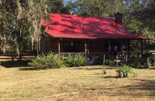 Reddick Cabin | Log Cabin near Ocala and World Equestrian Center ideal for family retreats.