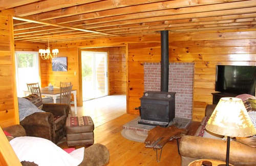 Kingfield House | Log Cabin Near town