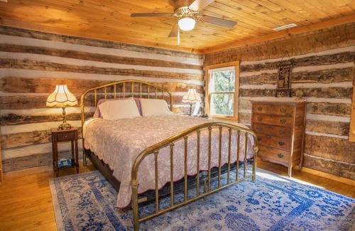 Boone Cabin | Log Cabin Oasis near Downtown
