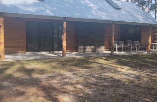 Ocklawaha Cabin | log cabin ,ocklawaha fl, close to ocala villages pet friendly ,lake Weir