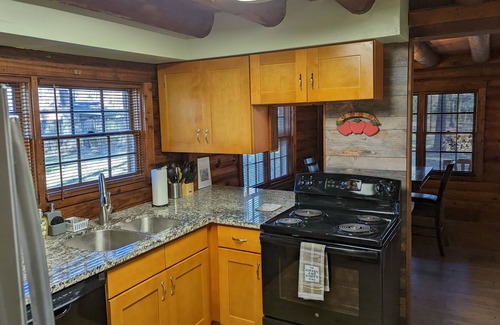 Lake Houston Cabin | Log Cabin on 1 acre! Fire Pit and fast wifi! Country Home close to Everything!