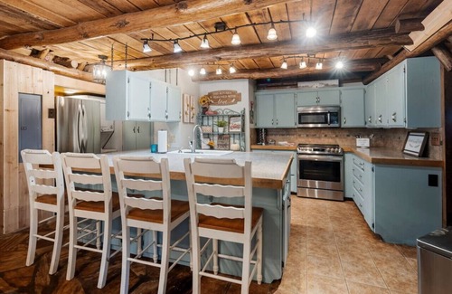 Rudy House | Log cabin on 100 acres-Wifi-Kitchen-Wildlife-The Cuddly Cow