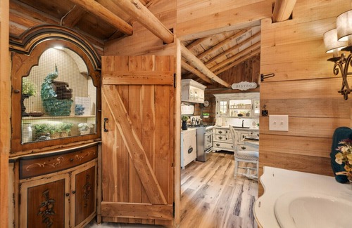 Rudy Cabin | Log cabin on 100 acres-Wifi-Kitchen-Wildlife-The Pampered Peacock