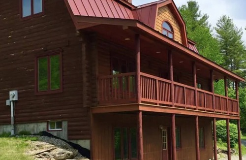 South Royalton House | Log cabin on Macintosh Pond access to VAST trail system snowmobile trails.