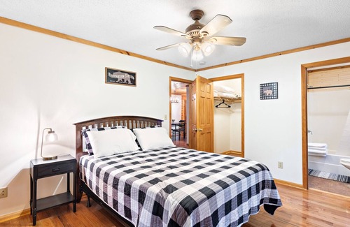 Westminster Cabin | Log Cabin on Secluded 3 acre property