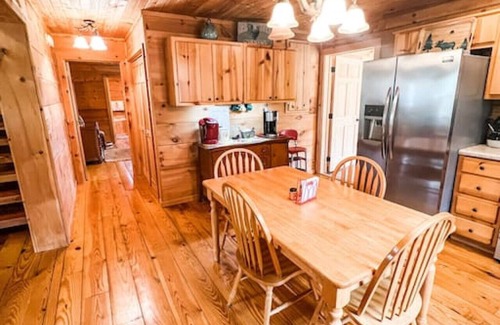 Vesta Cabin | Log Cabin Retreat In the Blue Ridge Mountains.