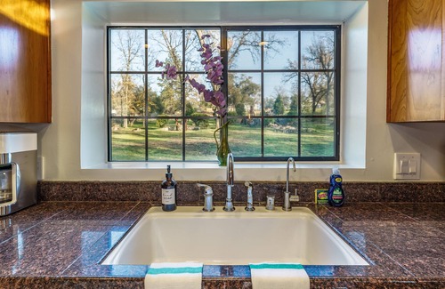 Ahwahnee House | Log Cabin sleeps 20 with hot tub, EV Charger, firepit