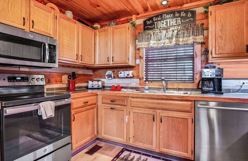 Townsend Cabin | Log Cabin with 3BR, Hot Tub, Fire Ring, Game Room, Mtn Views, Wifi & Pool Access
