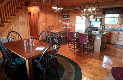 Hays Cabin | Log cabin with amazing views! (Pets welcome!)