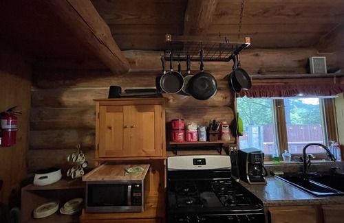 Cape Girardeau House | Log Cabin with Brand-new Hot Tub! W/Pool Table - Near Downtown Cape and Casino