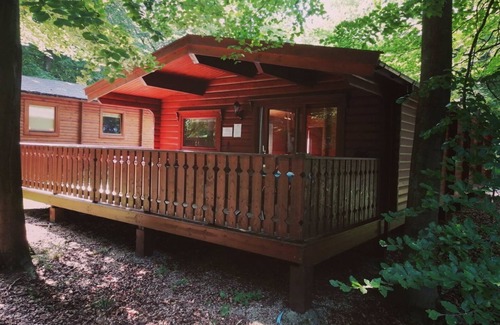 Kenwick Cabin | Log cabin with hot tub and nestled in Kenwick Park, Louth