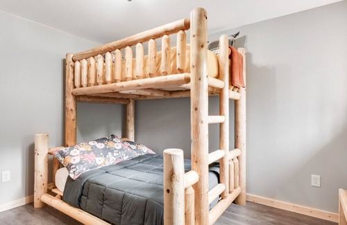 Nekoosa House | Log cabin with lake views, kayaks, paddleboard, fast WiFi, firepit & private W/D