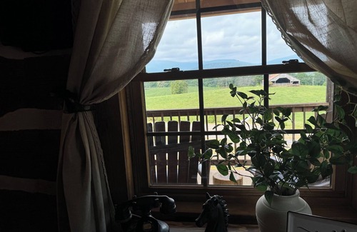 Lexington Cabin | Log cabin with mountain VIEWS in Lexington! Near VA Horse Ctr, 8 mi from VMI/W&L