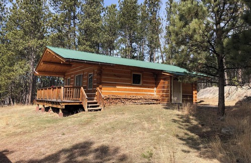 Custer Cabin | Log cabin with WiFi in quiet community above Custer.