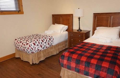 Labelle Ski Chalet | Log Cottage: 4 bedrooms, 3 bathrooms, Hot tub, Internet - 30 min Mont Tremblant
