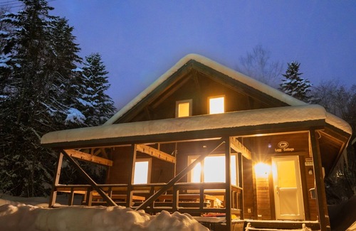 Niseko House | Log Cottage in a Hideaway Forest with BBQ deck big screen projector ready/Isoya-gun Hokkaidō