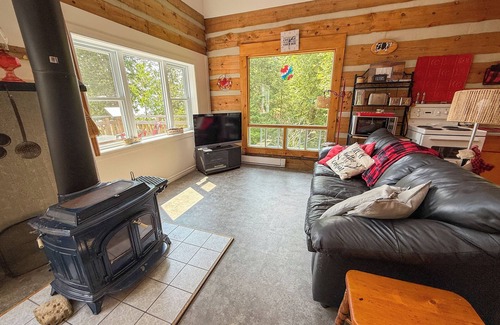 Manitoulin District Cottage | Log Cottage on Lake Huron – Peaceful South Shore Escape on Manitoulin Island.