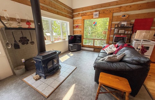 Manitoulin District Cottage | Log Cottage on Lake Huron – Peaceful South Shore Escape on Manitoulin Island.