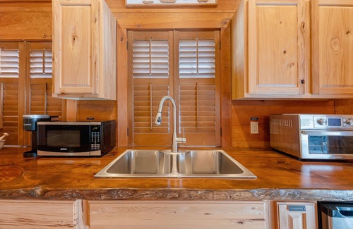South Berwick House | Log Guest Home, Fenced Patio w/BBQ, Firepit, and more! 5 Mi to Ogunquit Center.