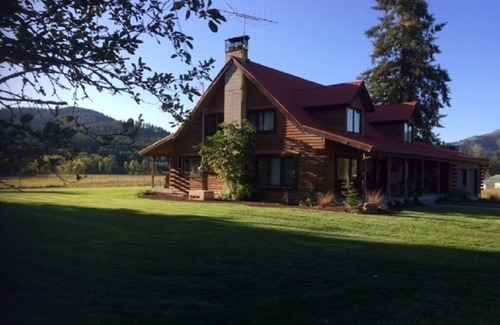 Newport House | Log Home Getaway Surrounded by meadows & Mountains