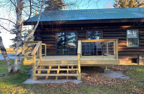 Warroad House | Log Home! Heated Garage! In town Warroad, MN. Close to Hockey Arenas & Fishing!