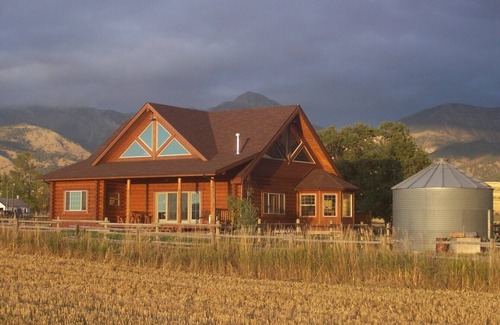 Bozeman House | Log Home in Beautiful Country Setting - Minutes from Bozeman!