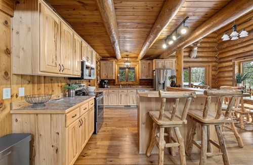 Roubaix House | Log Home in the heart of the Black Hills. Deadwood. Sturgis.
