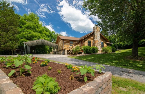 Knoxville House | Log home on 50 acres. Private, convenient, beautiful. A little bit of paradise.