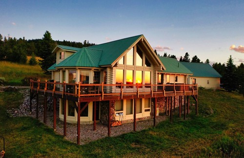 Bozeman House | Log Home, Stunning Views, Smart Tech Galore & Hot Tub on 23 Acres