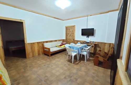 Baguio House | Log Homes Inspired Unit w/Wi-Fi and Cable