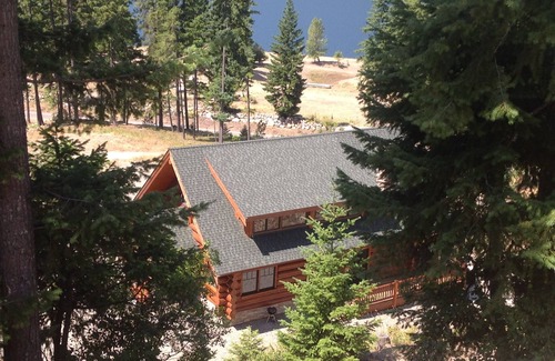 Cle Elum Cabin | Log sanctuary w/hot tub walking distance to Lake Cle Elum game room & deck views