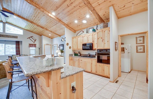 Big Bear Lake Cabin | Log Style Cabin in Moonridge, 3bd, 3ba, Sleeps 9, Walk To Slopes, Ntl. Forest