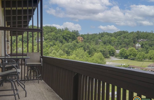 Mount Jackson Condo | Logan Lodge (Unit #135) | Ski/MTB/Golf | Ski slope & Resort valley views | Vaulted ceilings!